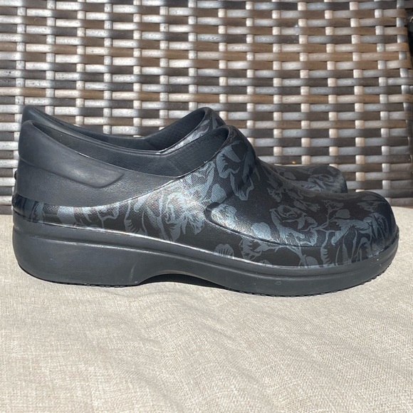 CROCS Shoes - Crocs Neria Pro II Women's Clogs Black Graphic Metallic Floral Rose Nurse Size 9